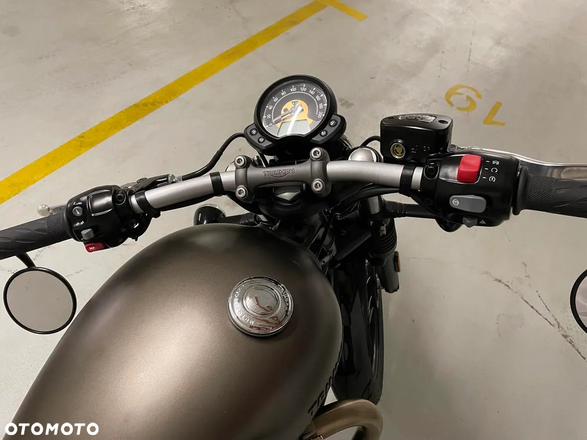 Triumph Bonneville Bobber - 2