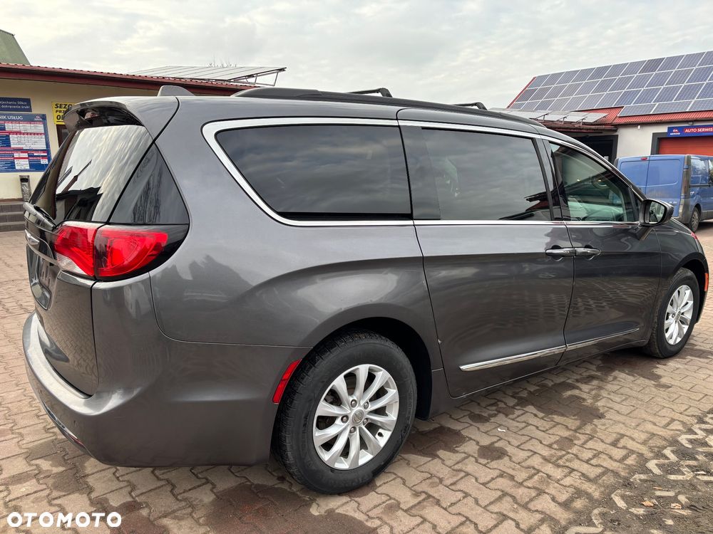 Chrysler Pacifica - 8