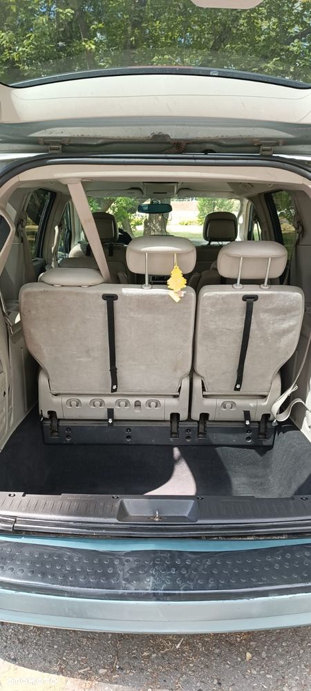 Chrysler Town & Country - 13