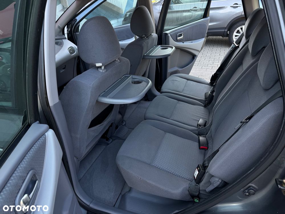 Nissan Almera Tino - 16