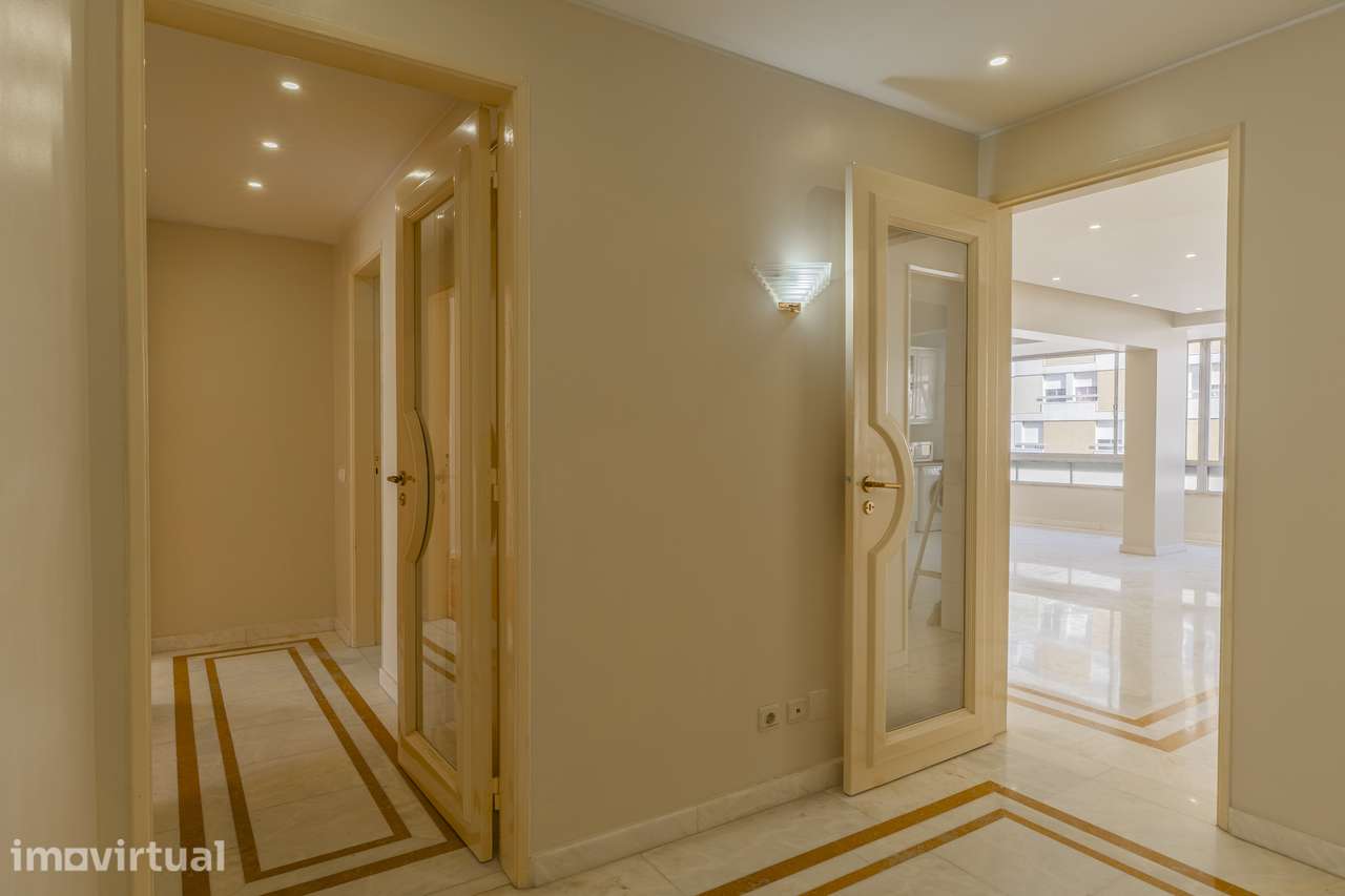 Amplo apartamento T3 de 150 m² junto ao Aeroporto de Lisboa - Com Est - Grande imagem: 4/27