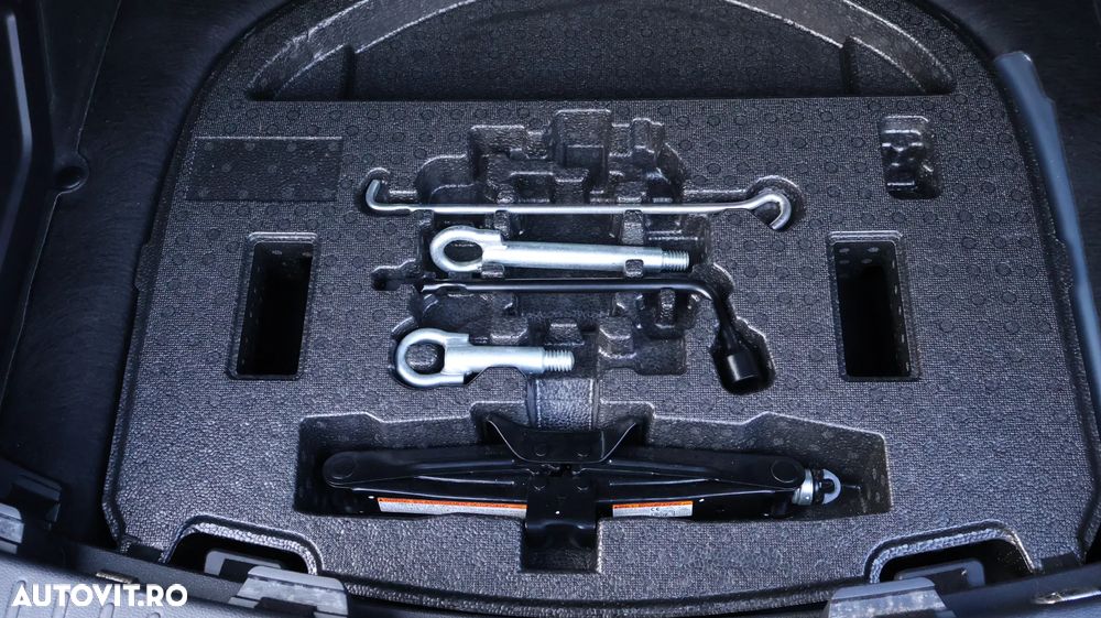 Toyota Corolla 1.8 Hybrid Touring Sports Business Edition - 35