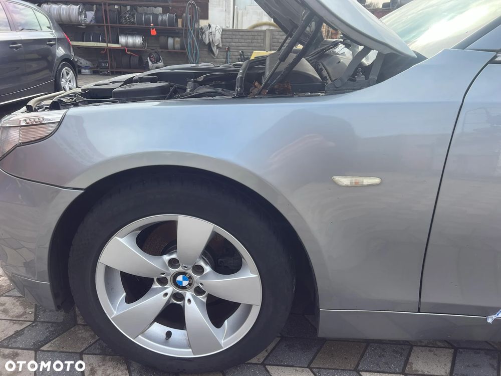 BMW E60 BŁOTNIK LEWY SILBERGRAU - 1