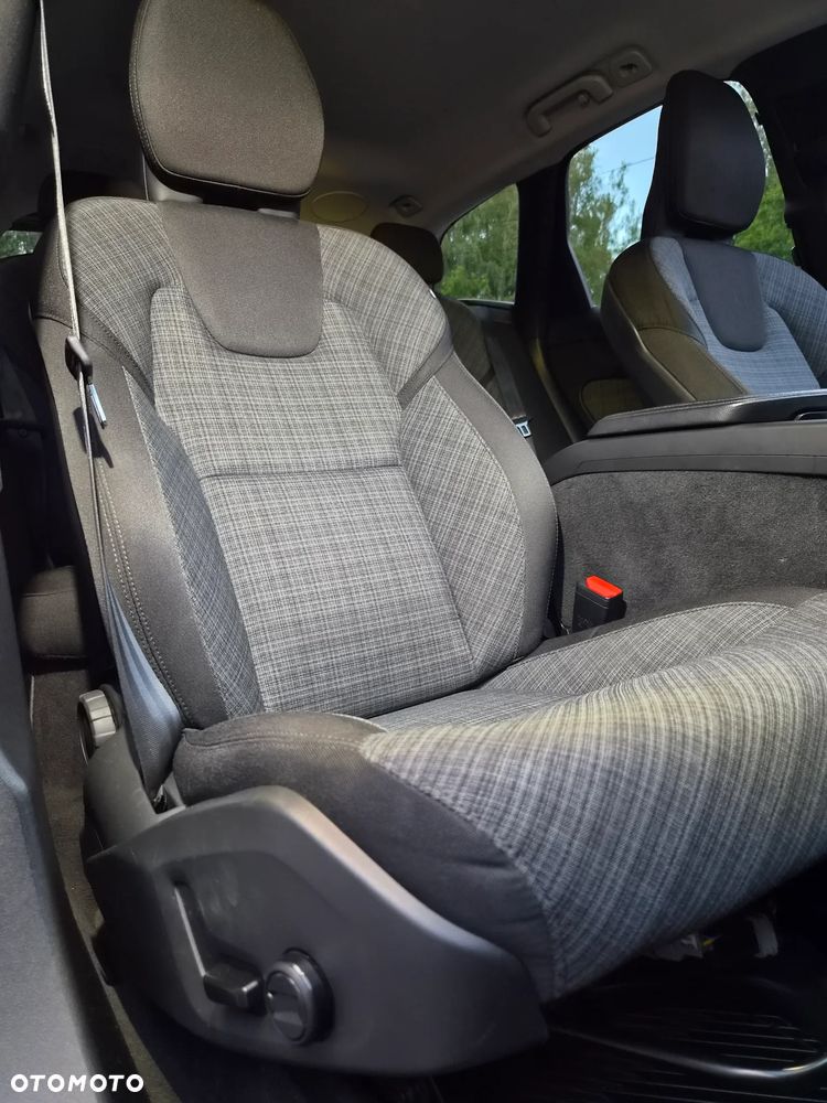 Volvo XC 60 B4 D AWD Momentum Pro - 8