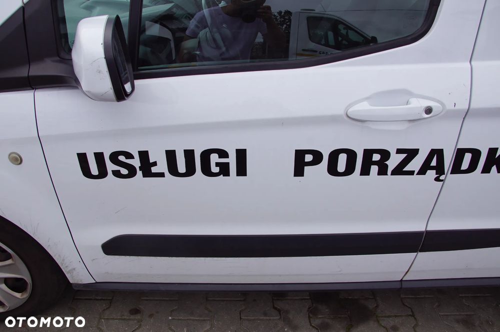 Auto na części 692324777 Ford Transit Tourneo Courier 1.5 tdci 75km DV5FD A Frozen White Frozen White maska zderzak lampa pas błotnik drzwi silnik skrzynia komputer moduł sterownik deska poduszka sanki ćwiartka - 9