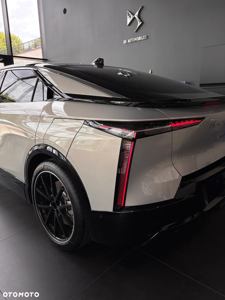 DS Automobiles N°8 - 8