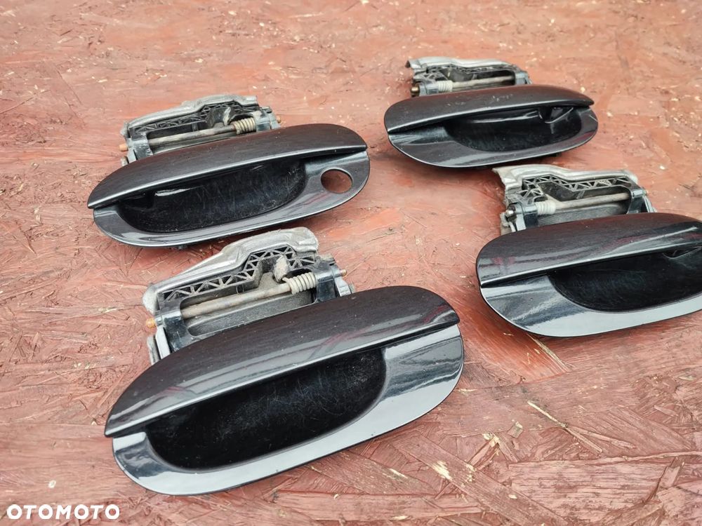 BMW E38 / E39 ORYGINALNY KOMPLET KLAMET ZEWNĘTRZNYCH W KOL. COSMOSCHWARZ 303/9, WERSJA EUROPA, LEWA / PRAWA / TYŁ / PRZÓD. O NR: 8 235 097 / 8 235 098 /  8 245 465 / 8 245 466 OEM. W BARDZO DOBRYM STANIE TECHNICZNYM. - 3