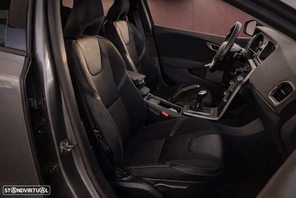 Volvo V40 2.0 D3 Momentum - 3