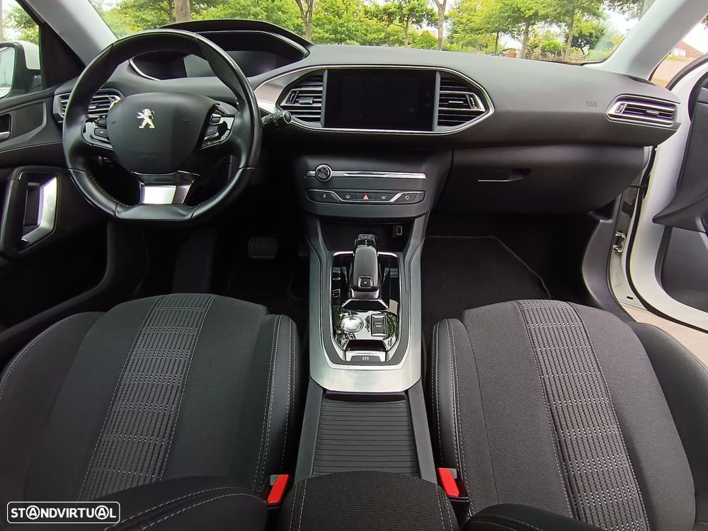 Peugeot 308 1.2 PureTech Allure EAT8 - 18
