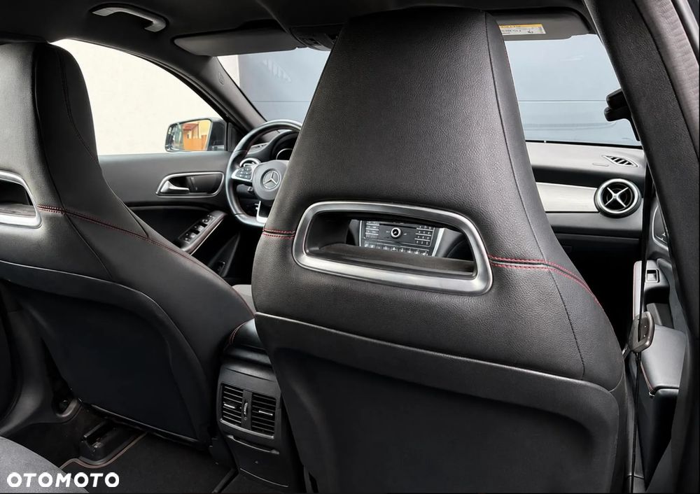 Mercedes-Benz GLA 250 4Matic 7G-DCT - 13