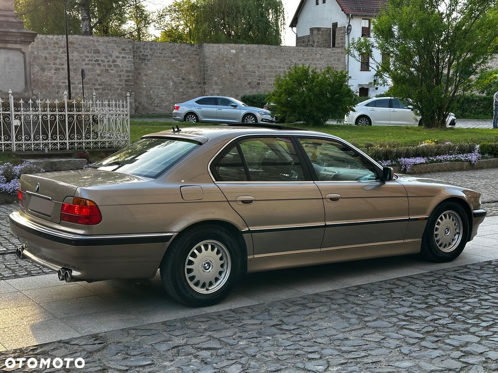 BMW Seria 7 735i - 5