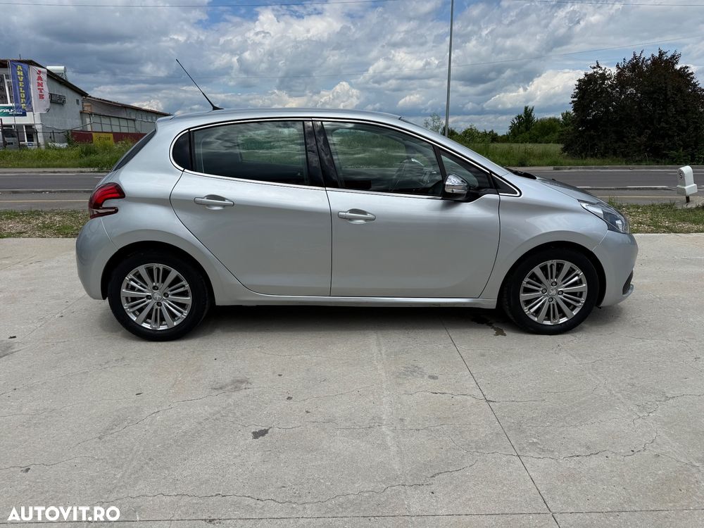 Peugeot 208 1.2 L PureTech Turbo S&S EAT6 Allure - 9
