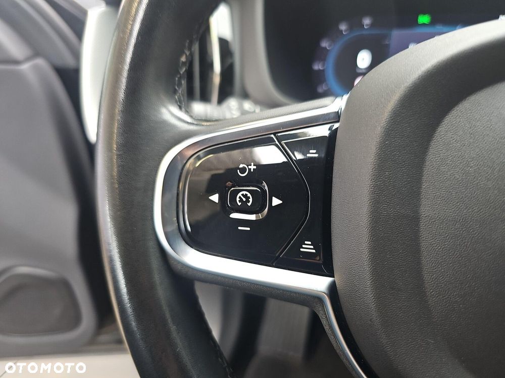 Volvo XC 60 B4 B Plus Dark - 20