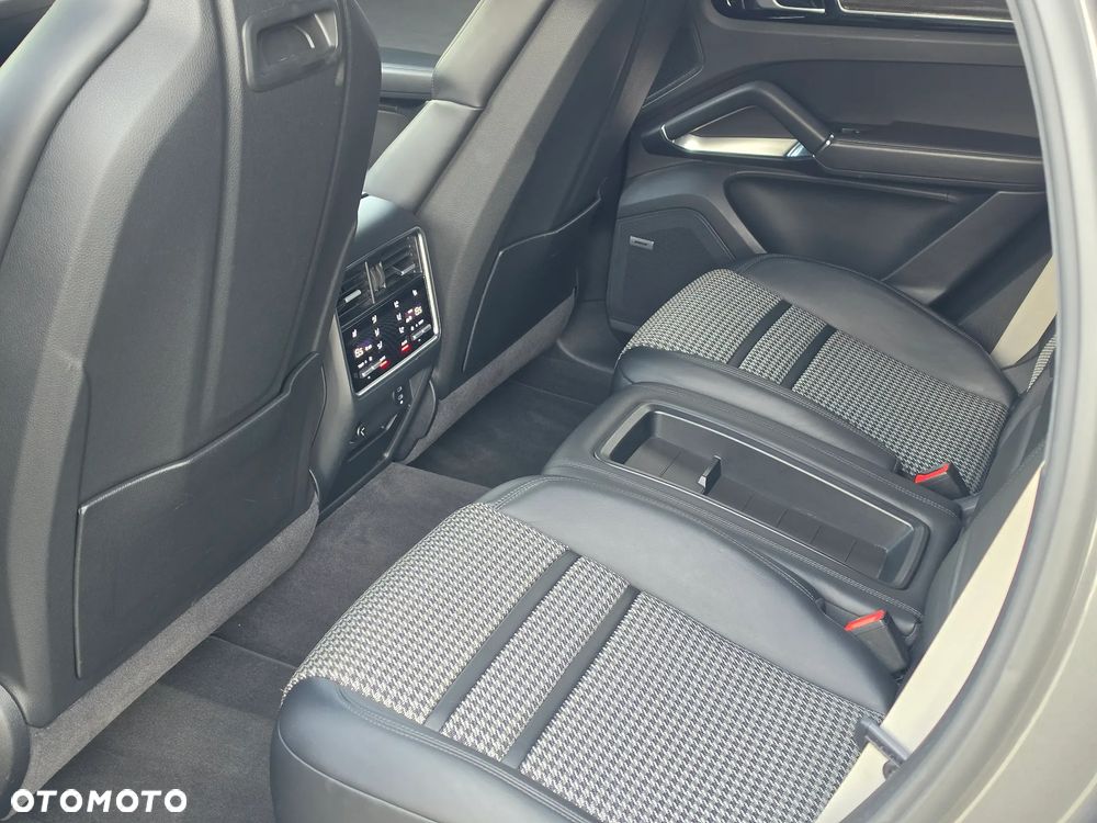 Porsche Cayenne Turbo - 12