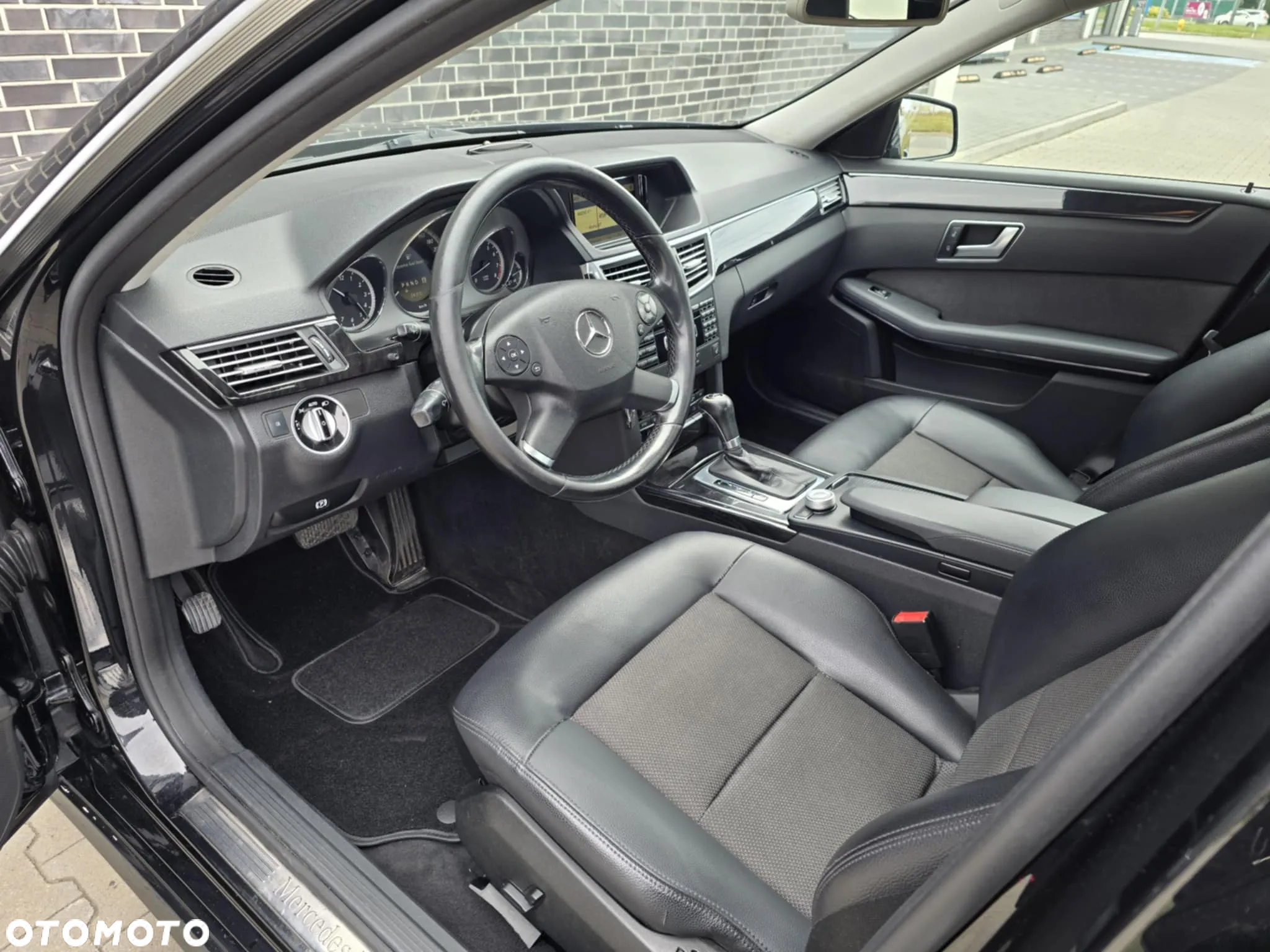 Mercedes-Benz Klasa E 200 T BlueEFFICIENCY 7G-TRONIC Avantgarde - 18