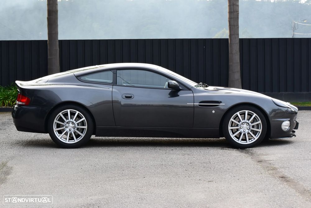Aston Martin Vanquish - 28