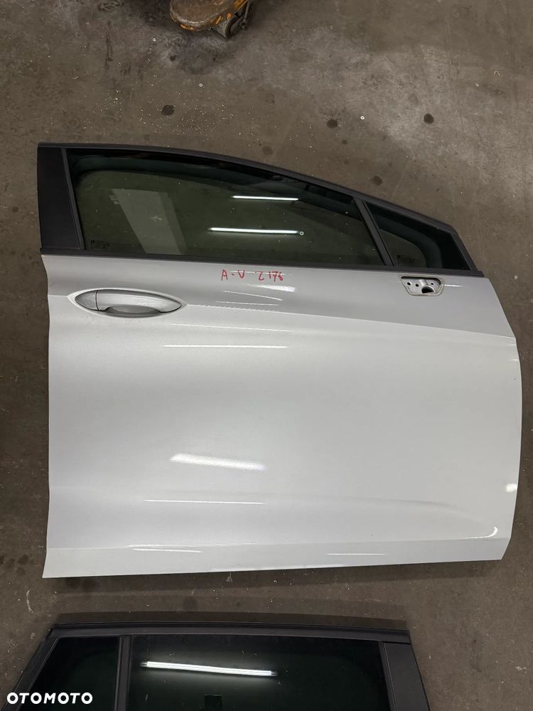 OPEL ASTRA V Z176 DRZWI PRZEDNIE PRAWE