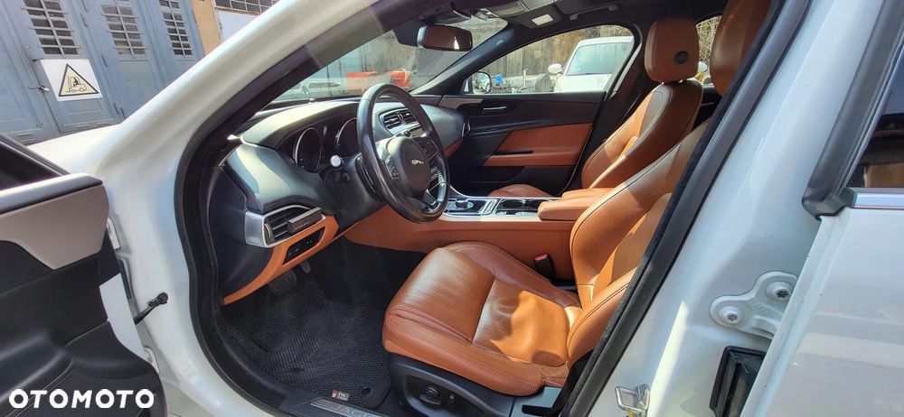 Jaguar XE 2.0 D Prestige - 19