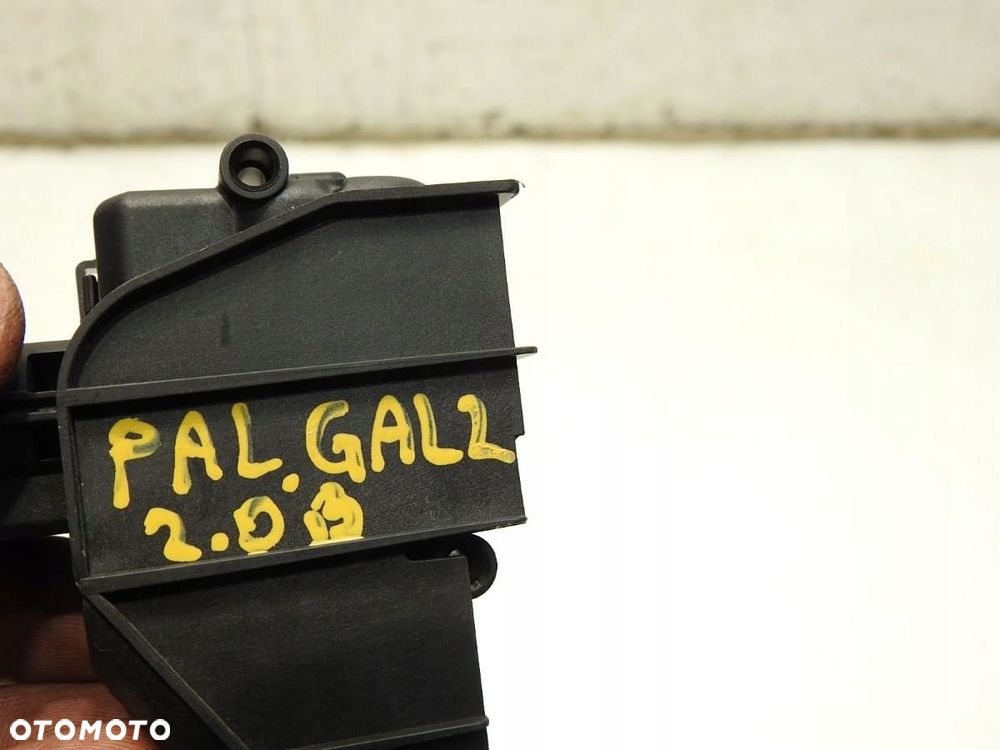 SIŁOWNIK KLAPKI WLEWU PALIWA FORD GALAXY MK2 2.0B 6M21-220A20-AC - 2