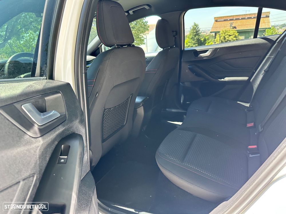 Ford Focus 1.0 EcoBoost S&S ST-LINE - 28