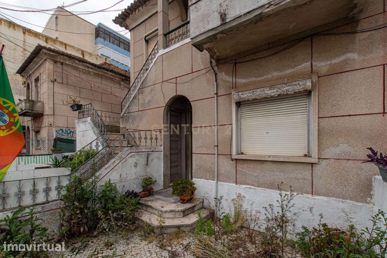 Moradia para remodelação total no Centro da Costa da Caparica - Grande imagem: 3/26