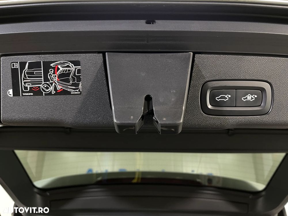 Volvo XC 60 Recharge T8 Twin Engine eAWD R-Design - 22