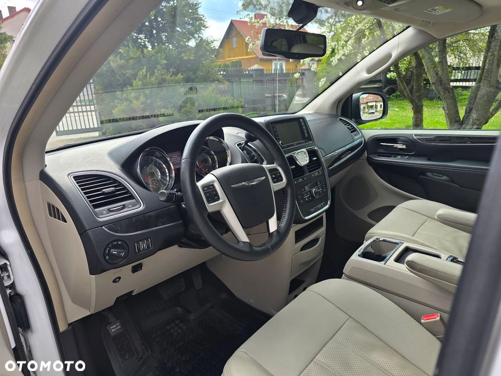 Chrysler Town & Country - 10