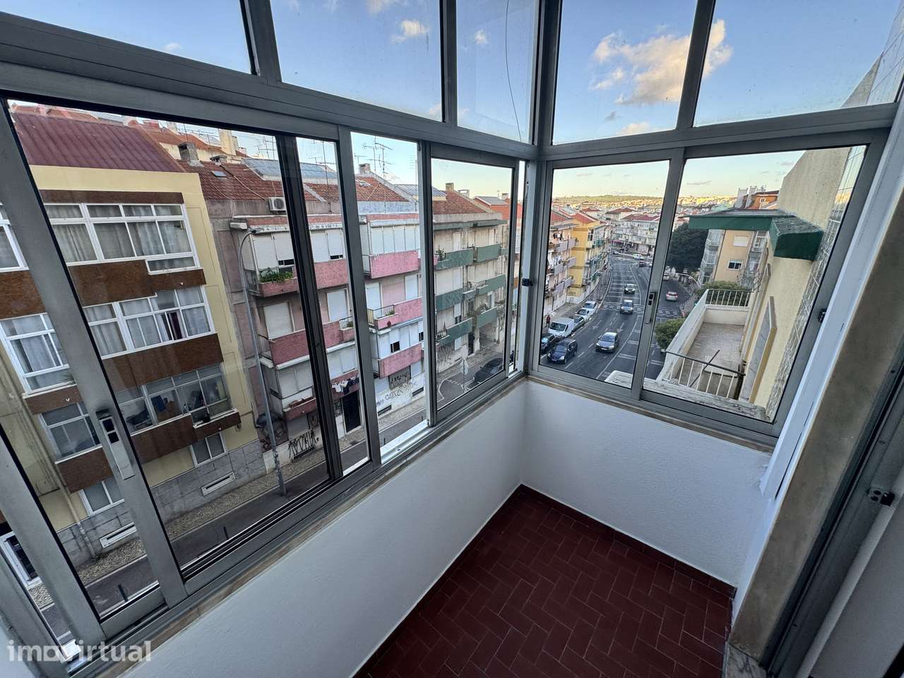 T2 Luminoso com Elevador e AC | Perto do Metro e Comboio - Grande imagem: 4/13