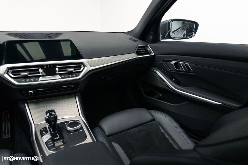 BMW 330 e iPerformance Pack M - 17