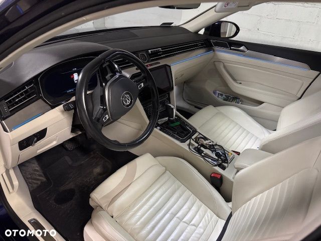 Volkswagen Passat - 12