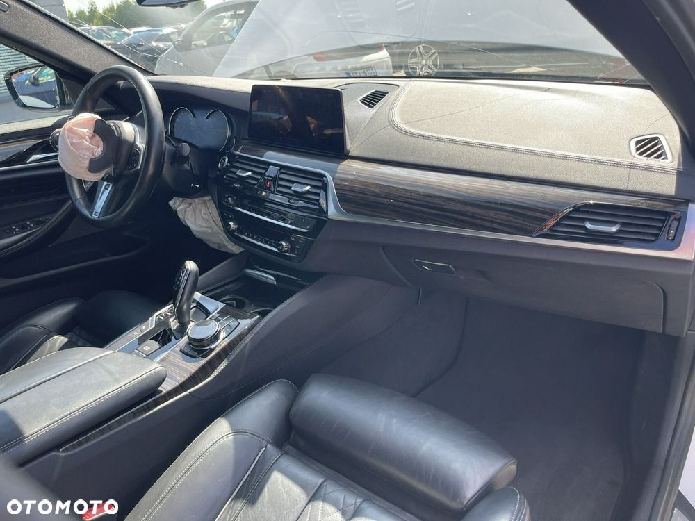 BMW Seria 5 M550i xDrive sport - 10