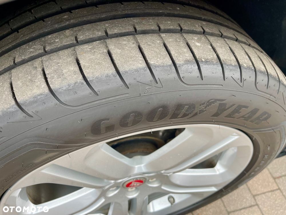 Jaguar F-Pace 25t AWD Portfolio - 40