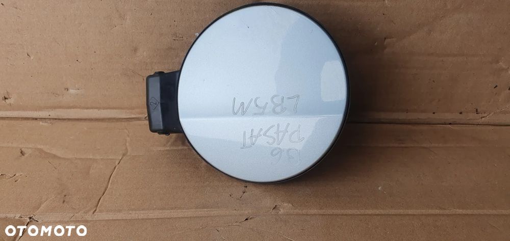 Klapka wlewu paliwa VW Passat B6 LB5M 3C9809857 - 1