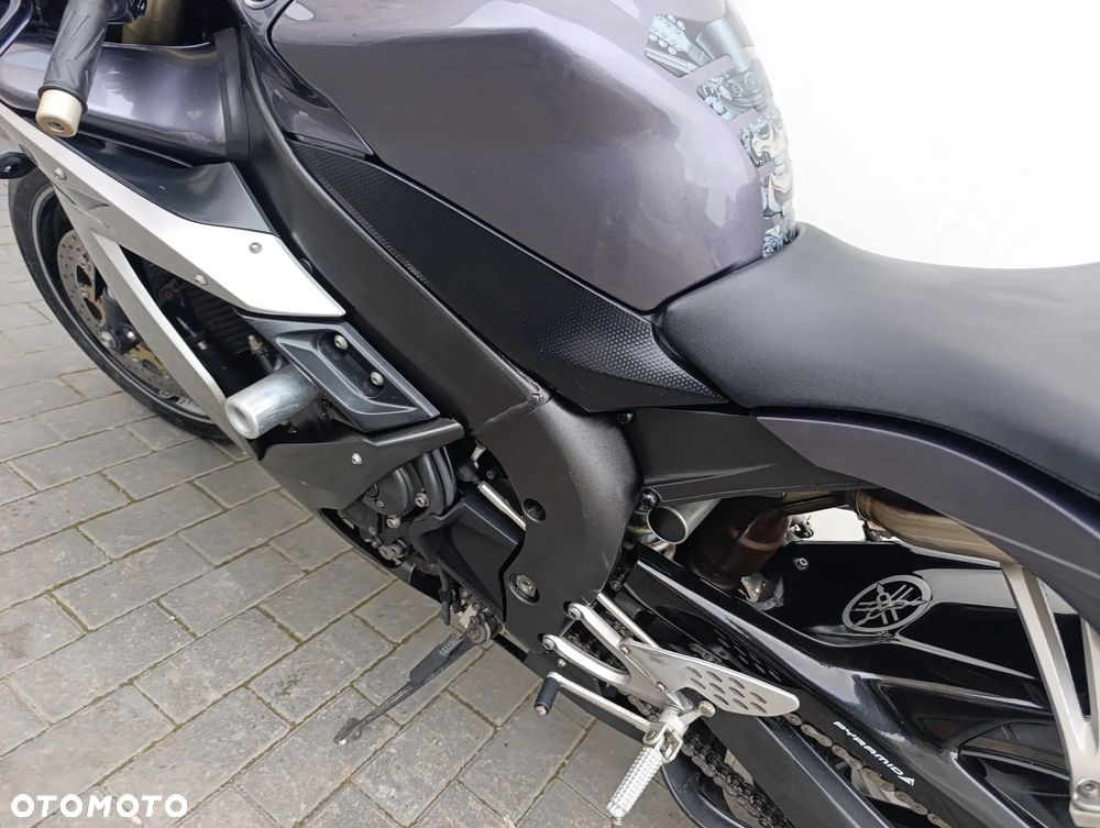 Yamaha R1 - 18
