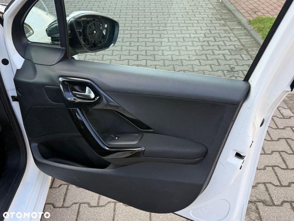 Peugeot 208 1.6 BlueHDi Allure S&S - 17