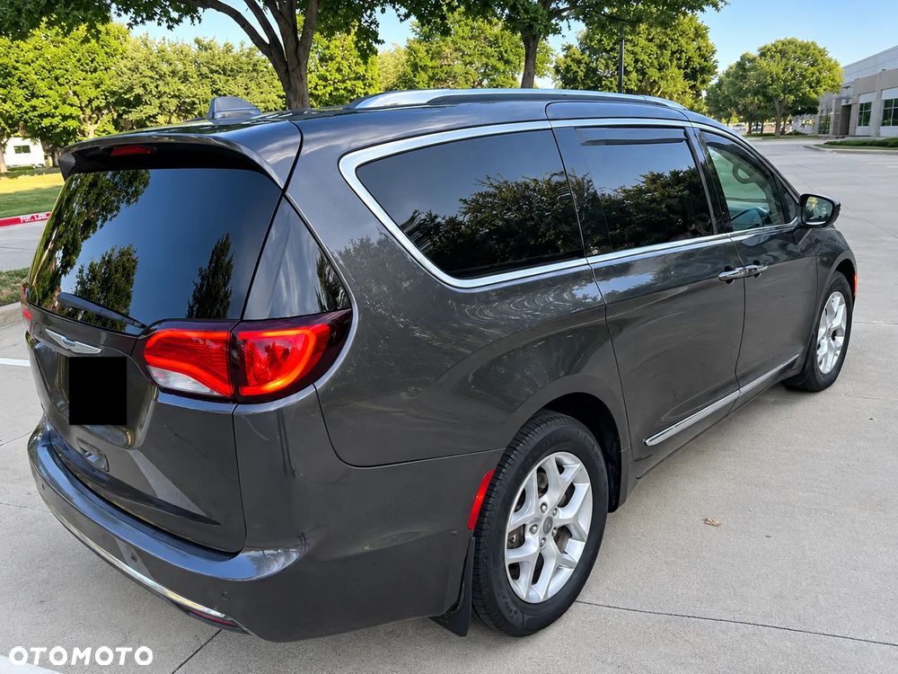 Chrysler Pacifica - 5