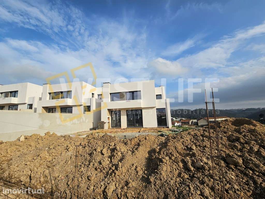 Moradia T4 com logradouro, terraço e piscina - NOVA - Grande imagem: 3/35