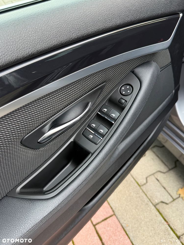 BMW Seria 5 523i - 32