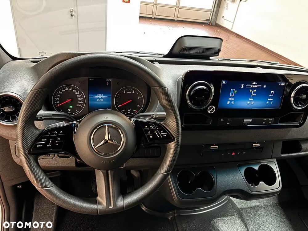 Mercedes-Benz Sprinter - 11