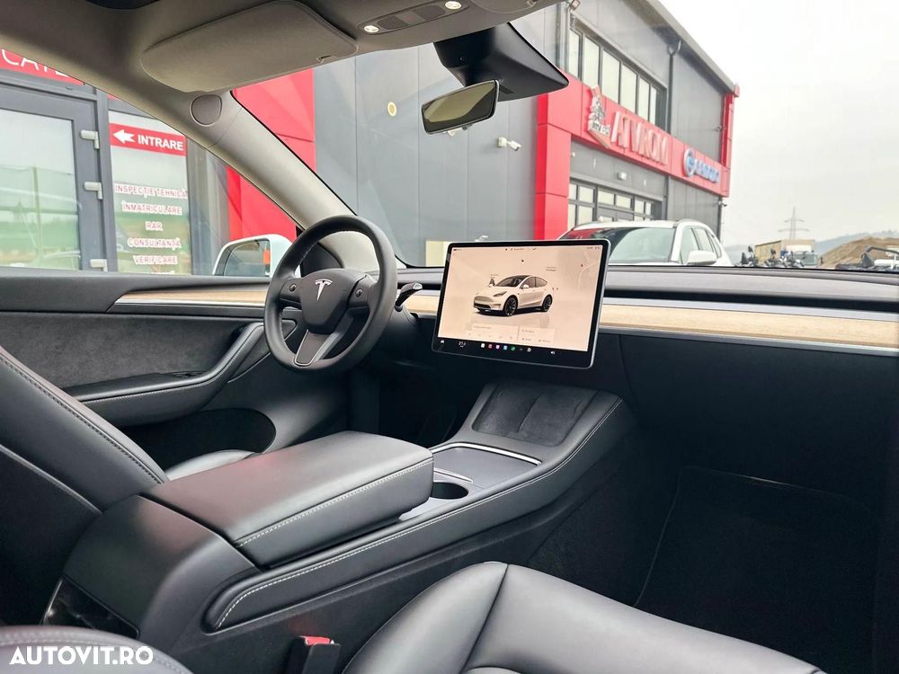 Tesla Model Y - 35