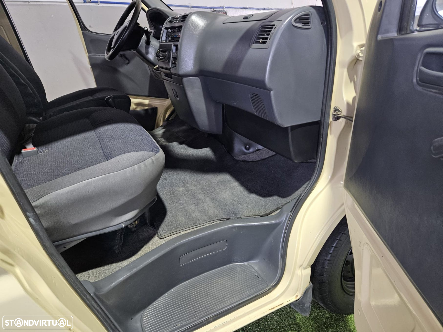 Toyota HiAce 2.4 D LH102L - 9