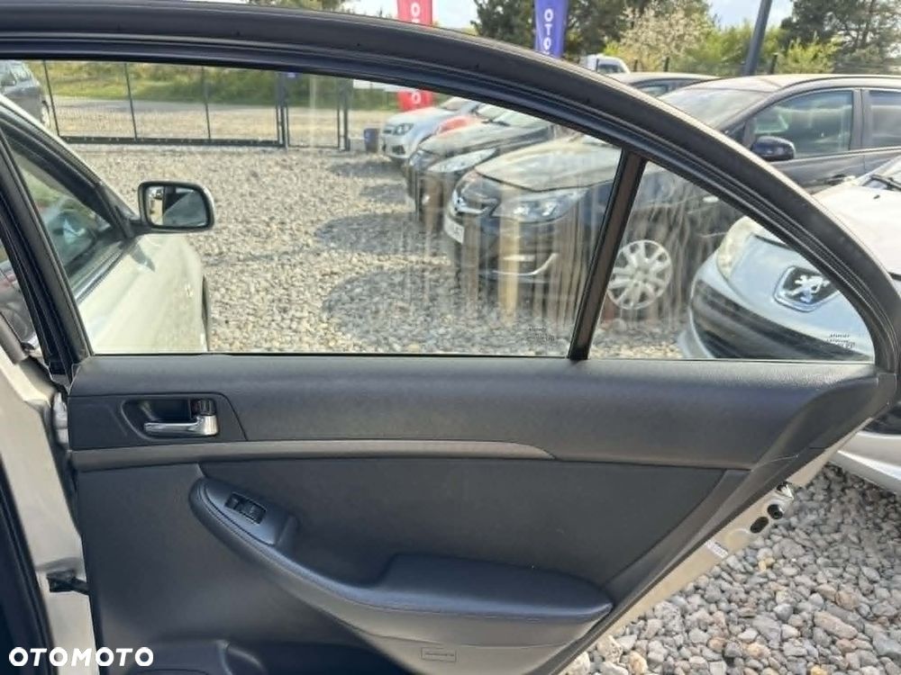 Toyota Avensis 1.8 VVT-i Sol Premium - 14