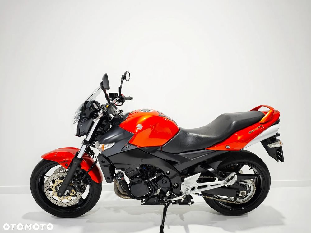 Suzuki GSR - 3