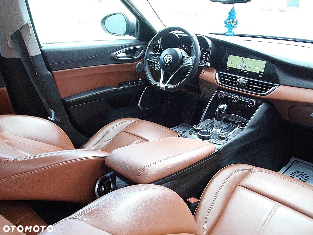 Alfa Romeo Giulia 2.2 AT8 Business - 8