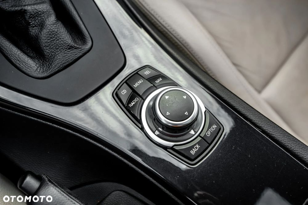 BMW Seria 3 330d xDrive DPF Touring Edition Exclusive - 37