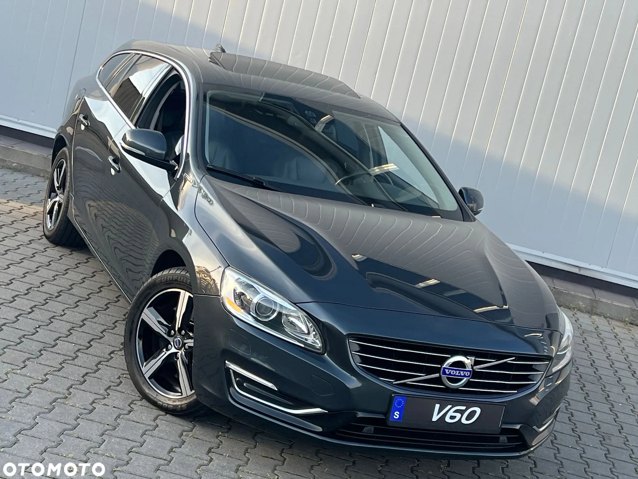 Volvo V60 D6 AWD Plug-in Hybrid Summum - 11