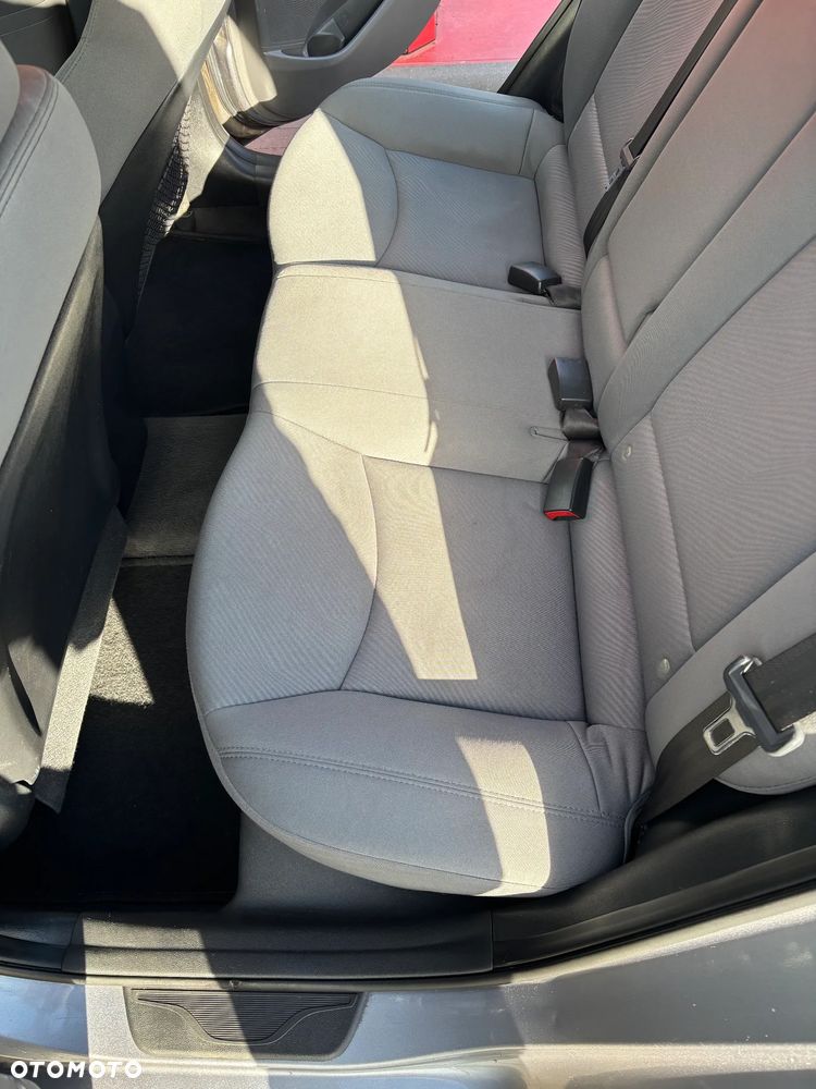 Hyundai Elantra 1.6 Classic + - 8