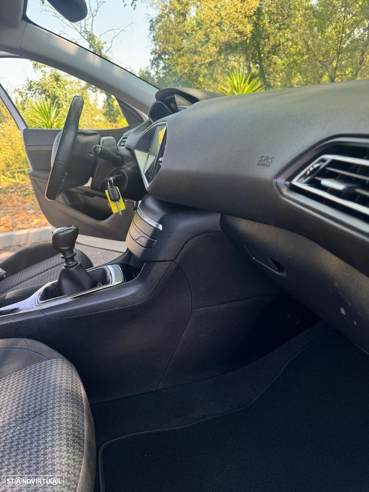 Peugeot 308 1.2 PureTech Style J17 - 19
