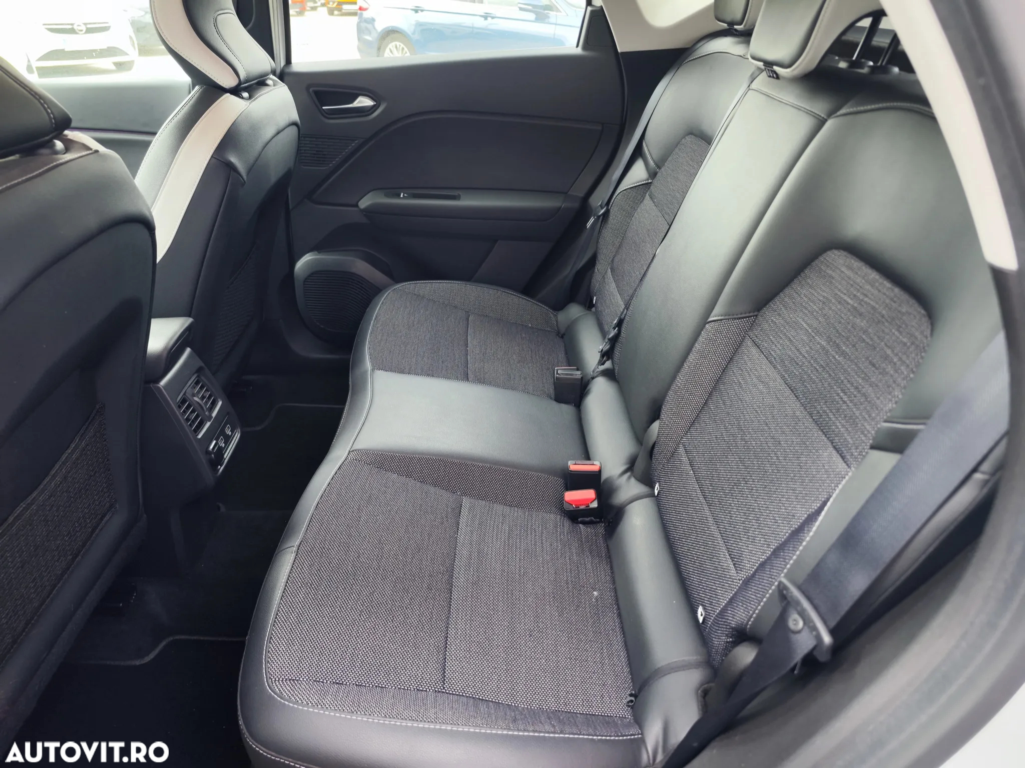 Renault Captur E-TECH PLUG-in 160 INTENS - 11