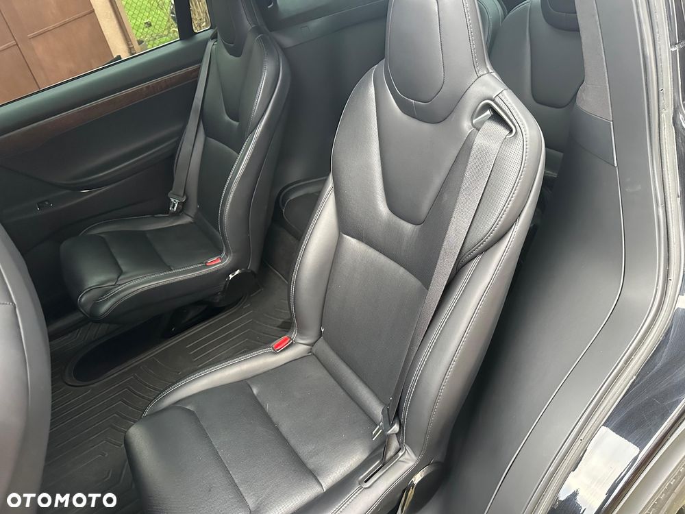 Tesla Model X - 11
